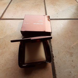 Hourglass Ambient Light Powder Diffused Light
